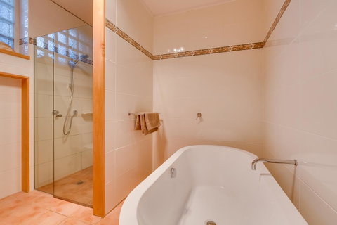 Maison Del Mar - Kawana Tourism 8