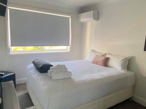 Newcastle Motel - Kawana Tourism 1