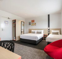 Nightcap at Camp Hill Hotel - Kawana Tourism