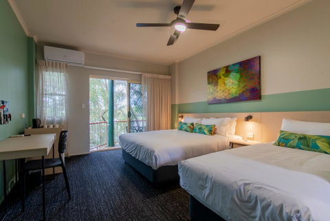 Nightcap At Waterfront Hotel - Kawana Tourism 2