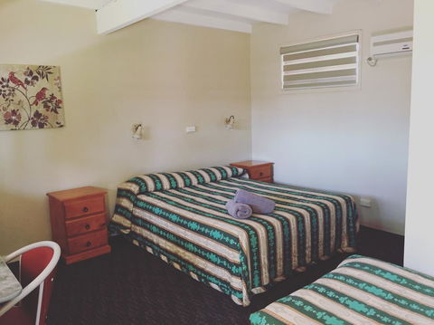 Oasis Motel - Kawana Tourism 0