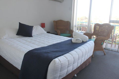Oceanside Hawks Nest - Kawana Tourism 3