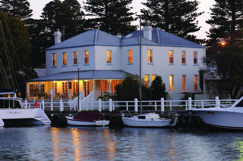 Oscars Waterfront Boutique Hotel - Kawana Tourism 3