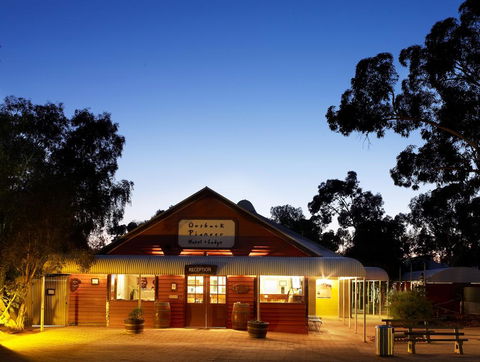 Outback Pioneer Hotel - Kawana Tourism 0