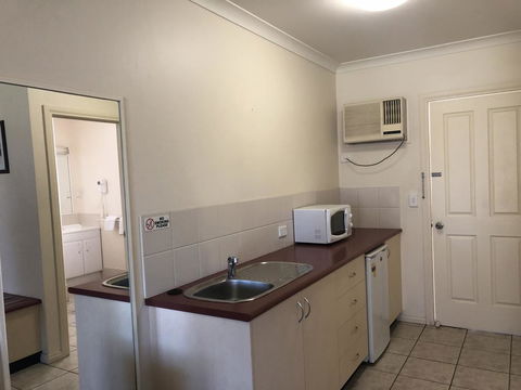 Outback Quarters- Motel Hay - Kawana Tourism 3