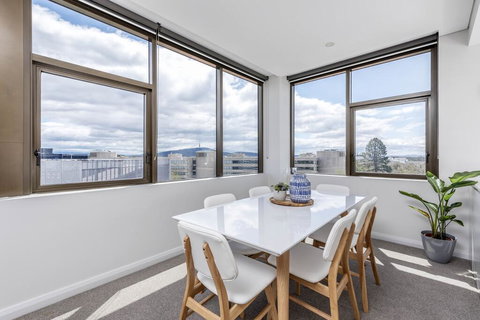 Oversized Luxe 1 Bedder - Amazing Barton - Gym - Kawana Tourism 3