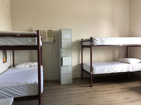 Ozi Inn Backpackers - Kawana Tourism 1