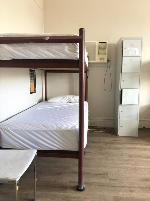 Ozi Inn Backpackers - Kawana Tourism 3