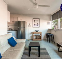 PADDINGTON PAD with PARKING  SMART TV  POOL - Kawana Tourism