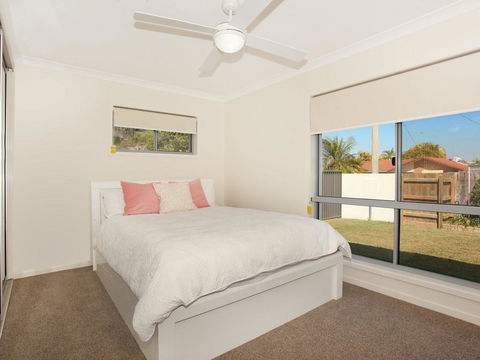 Palm 95 - Modern 4 BDRM Home With Pool - Kawana Tourism 1