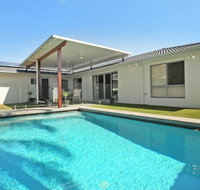 Palm 95 - Modern 4 BDRM Home with Pool - Kawana Tourism