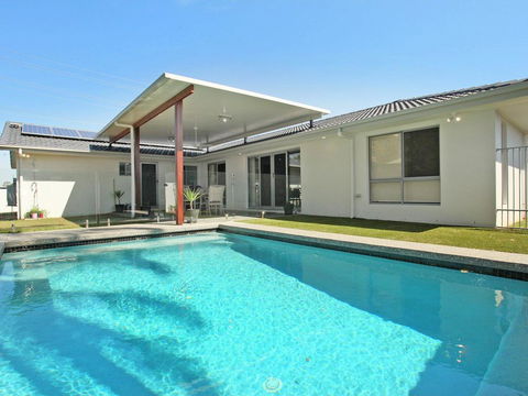Palm 95 - Modern 4 BDRM Home With Pool - Kawana Tourism 0