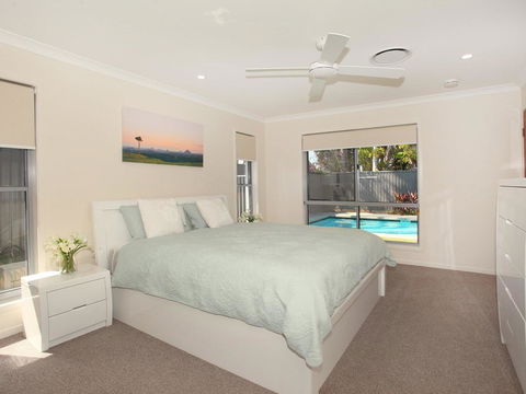 Palm 95 - Modern 4 BDRM Home With Pool - Kawana Tourism 2