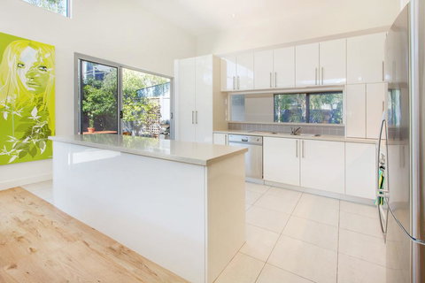 PALM COURT RETREAT - MORNINGTON - Kawana Tourism 3