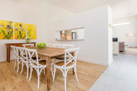 PALM COURT RETREAT - MORNINGTON - Kawana Tourism 1