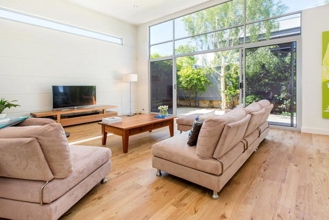PALM COURT RETREAT - MORNINGTON - Kawana Tourism 0