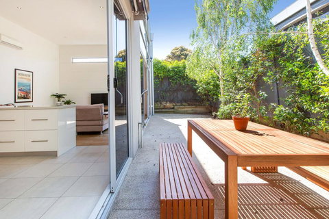 PALM COURT RETREAT - MORNINGTON - Kawana Tourism 2