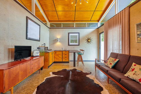 Palm Springs Suite - Kawana Tourism 3