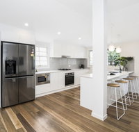 Park Avenue Terrace House Sleeps 9 - Kawana Tourism