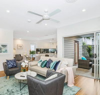 Park Avenue Townhouse Retreat Brisbane Sleeps 10 - Kawana Tourism