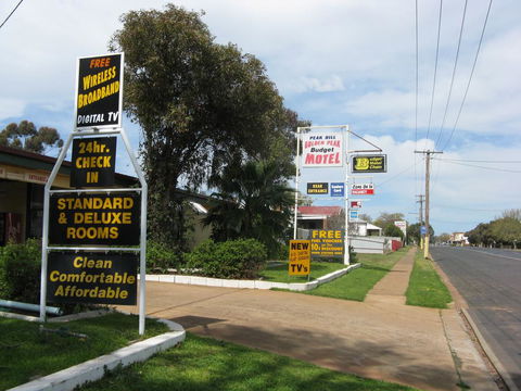 Peak Hill Golden Peak Budget Motel - Kawana Tourism 0