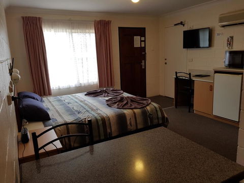 Peak Hill Golden Peak Budget Motel - Kawana Tourism 1