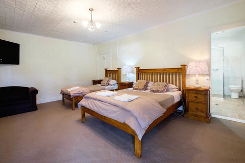 Peel Inn Nundle - Kawana Tourism 1