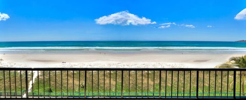 Pelican Sands Beach Resort - Kawana Tourism 2