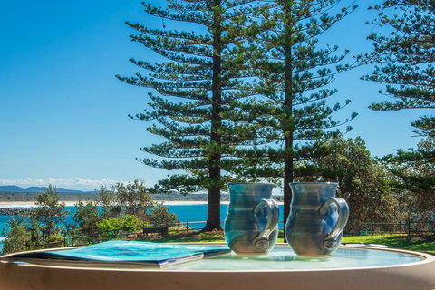 PERFECTLY POSITIONED BEACHFRONT APARTMENT-GREAT LOCATION WITH OCEAN VIEWS - Kawana Tourism 0