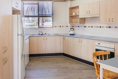 PERFECTLY POSITIONED BEACHFRONT APARTMENT-GREAT LOCATION WITH OCEAN VIEWS - Kawana Tourism 1