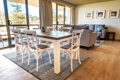 PERFECTLY POSITIONED BEACHFRONT APARTMENT-GREAT LOCATION WITH OCEAN VIEWS - Kawana Tourism 2