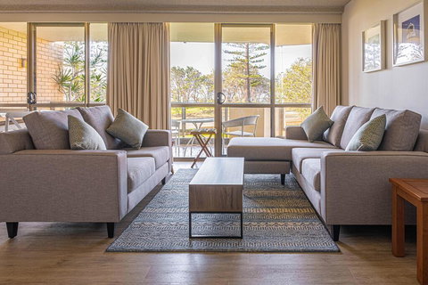 PERFECTLY POSITIONED BEACHFRONT APARTMENT-GREAT LOCATION WITH OCEAN VIEWS - Kawana Tourism 3