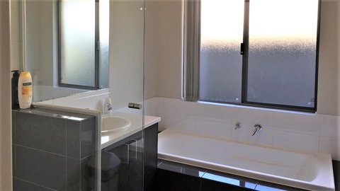 Perth Urban Vacation Home - Close To City & Airport - Kawana Tourism 1