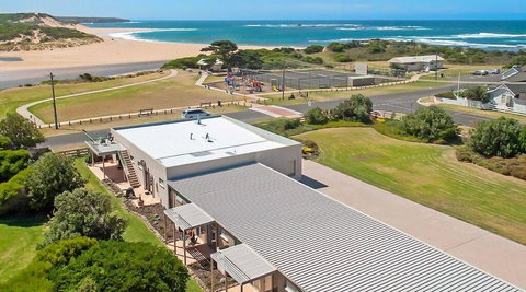 Peterborough House Motel - Kawana Tourism 0