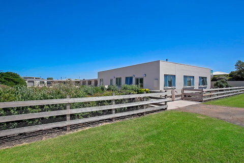 Peterborough House Motel - Kawana Tourism 1