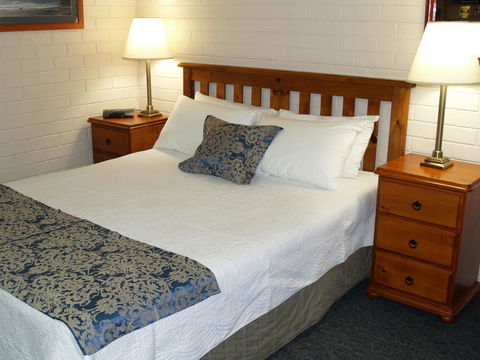 Pigeon House Motor Inn - Kawana Tourism 1
