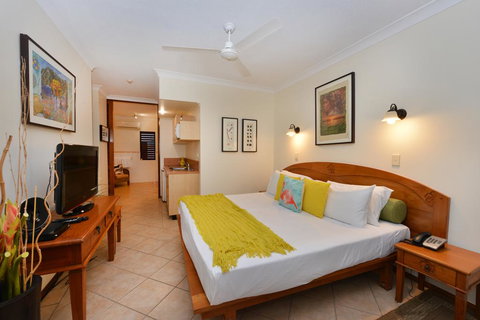 Poolside Studio - Kawana Tourism 3