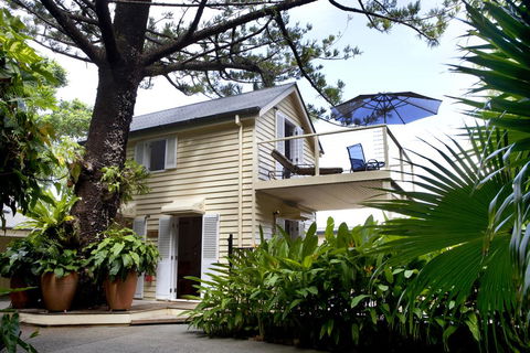 Port Douglas Cottage & Lodge - Kawana Tourism 0