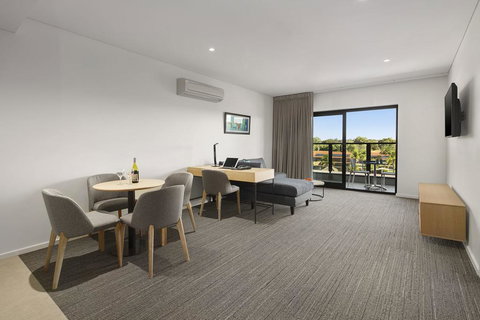 Quality Hotel Lakeside - Kawana Tourism 3