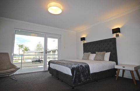 Quays Hotel - Kawana Tourism 1