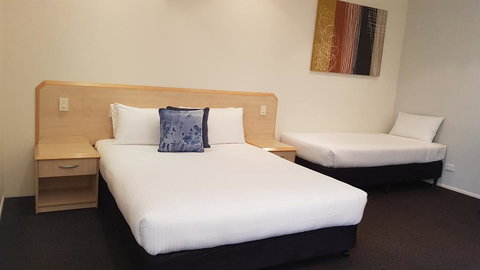 Red Bridge Motor Inn - Kawana Tourism 1