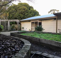 Romantic Getaway with Spa and Wifi - Pet Friendly - Kawana Tourism