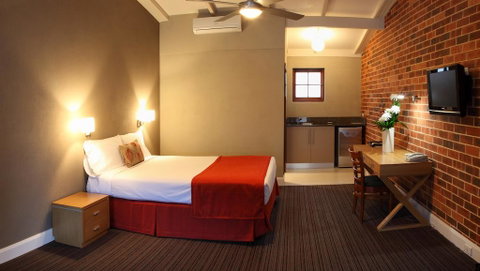 Rose & Crown Hotel - Kawana Tourism 1