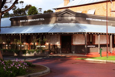 Rose & Crown Hotel - Kawana Tourism 0