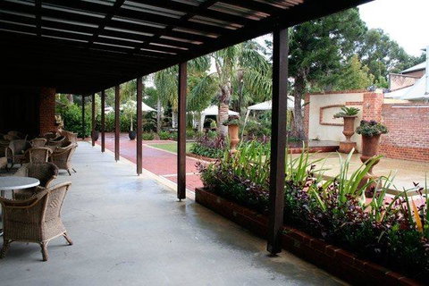 Rose & Crown Hotel - Kawana Tourism 3