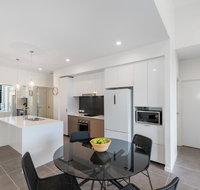 Round About Bulimba - Executive 3BR Bulimba apartment near Oxford St shops and restaurants - Kawana Tourism