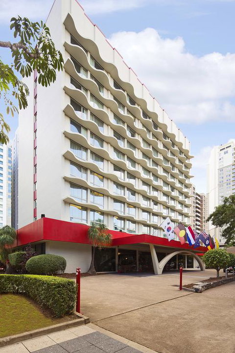 Royal On The Park - Kawana Tourism 3
