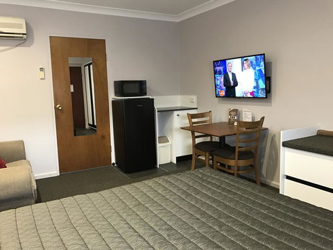 Roydons Motor Inn - Kawana Tourism 0