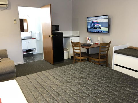 Roydons Motor Inn - Kawana Tourism 1