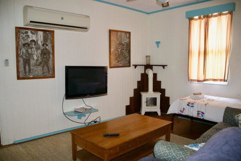 Samford Cottage - Kawana Tourism 2